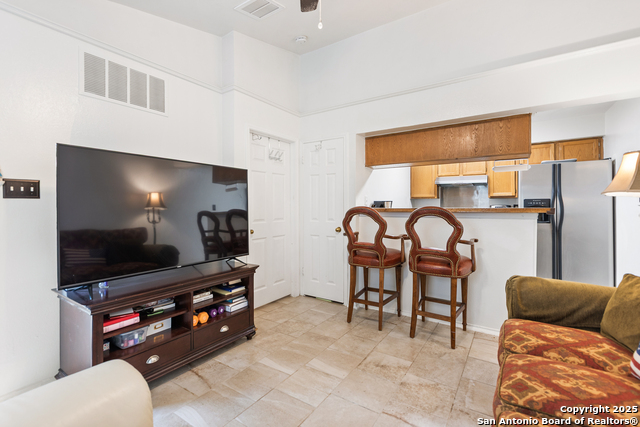 Image 8 of 17 For 11610 Vance Jackson 870