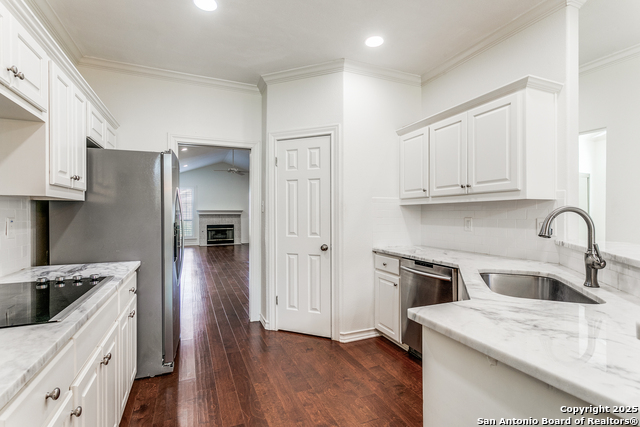 Listing photo id 8 for 85 Oakwell Farms Pkwy