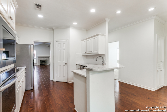 Listing photo id 9 for 85 Oakwell Farms Pkwy