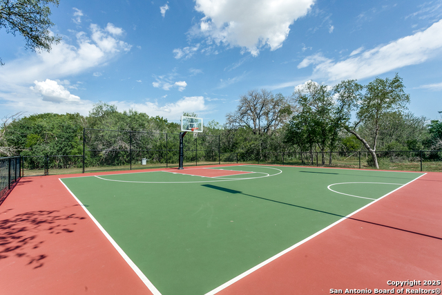 Listing photo id 23 for 85 Oakwell Farms Pkwy