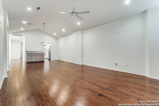 Listing photo id 3 for 85 Oakwell Farms Pkwy