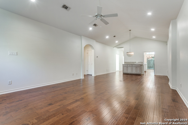 Listing photo id 4 for 85 Oakwell Farms Pkwy