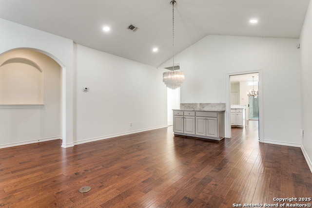 Listing photo id 5 for 85 Oakwell Farms Pkwy