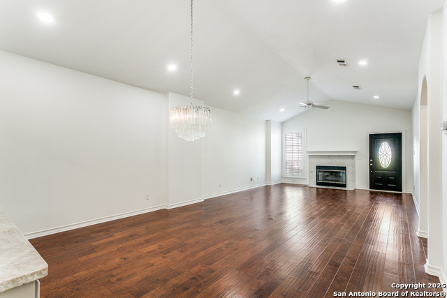 Listing photo id 7 for 85 Oakwell Farms Pkwy