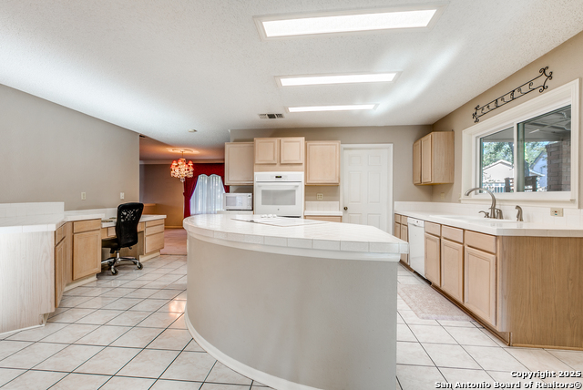 Listing photo id 13 for 2303 Copper Ash