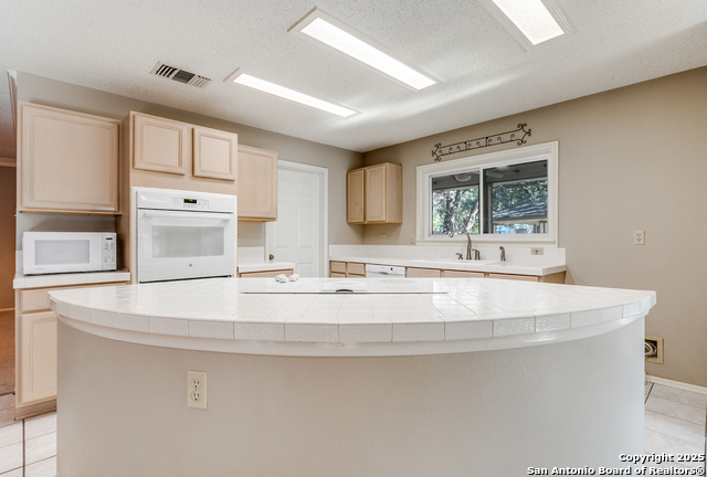 Listing photo id 14 for 2303 Copper Ash