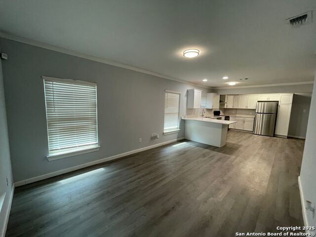 Image 4 of 9 For 2367 Burnet  