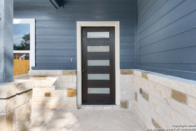 Image 3 of 26 For 618 San Gabriel S