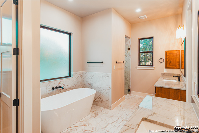 Listing photo id 13 for 136 Hondo Ridge