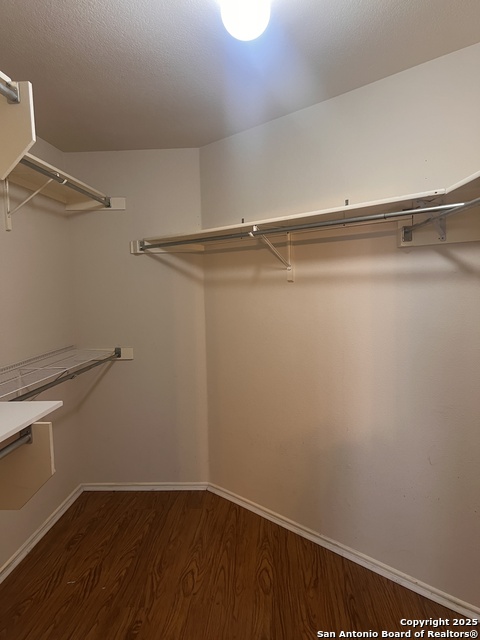 Listing photo id 10 for 15711 Knollcircle