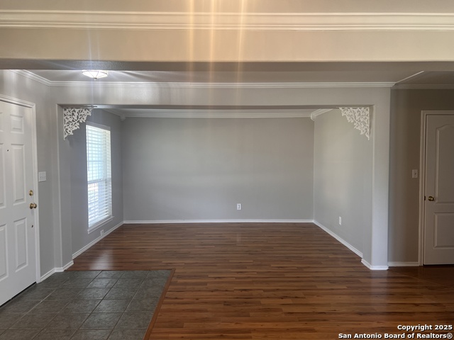 Listing photo id 2 for 15711 Knollcircle
