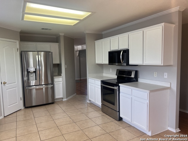 Listing photo id 4 for 15711 Knollcircle