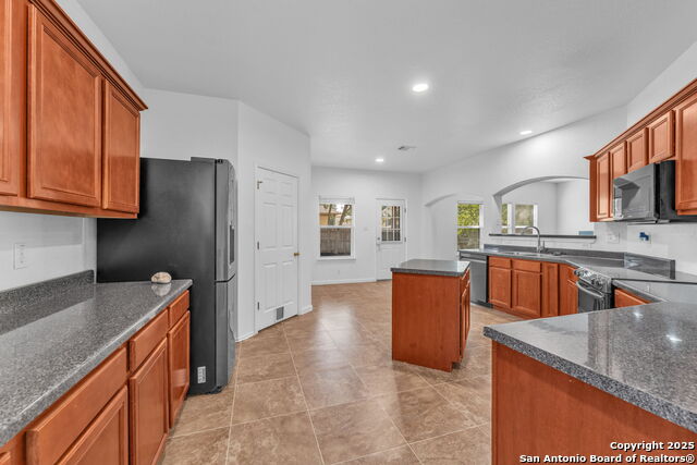 Listing photo id 11 for 7630 Bismarck Lk