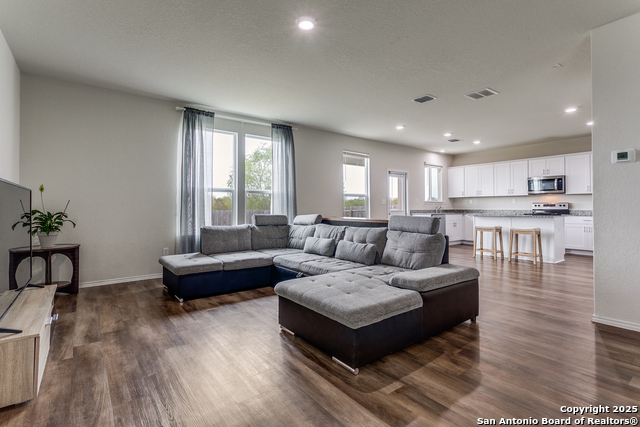 Listing photo id 2 for 6727 Ashcat  