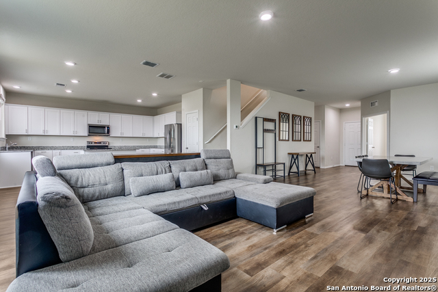 Listing photo id 3 for 6727 Ashcat  