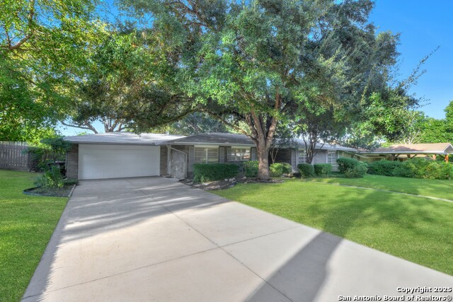 Image 3 of 26 For 127 Meadowood Lane
