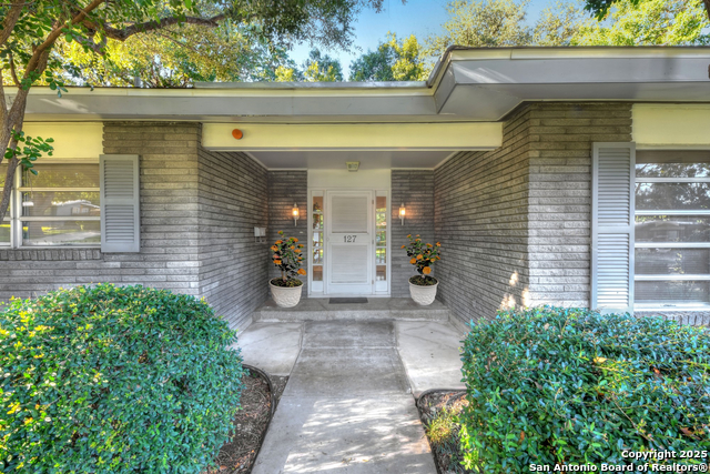 Image 4 of 26 For 127 Meadowood Lane