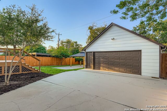 Listing photo id 23 for 211 Elizabeth