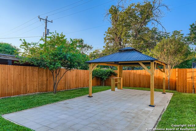 Listing photo id 26 for 211 Elizabeth