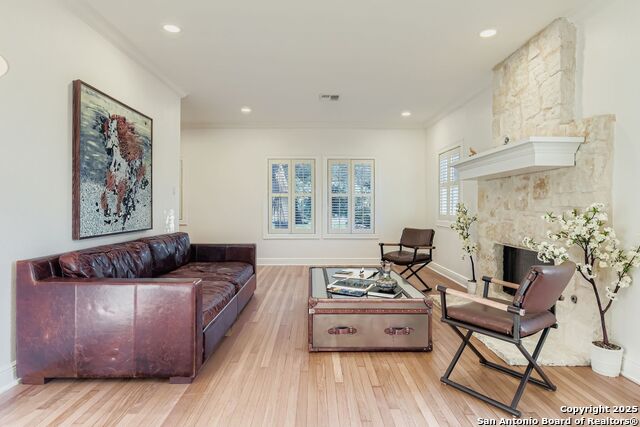 Listing photo id 1 for 211 Elizabeth