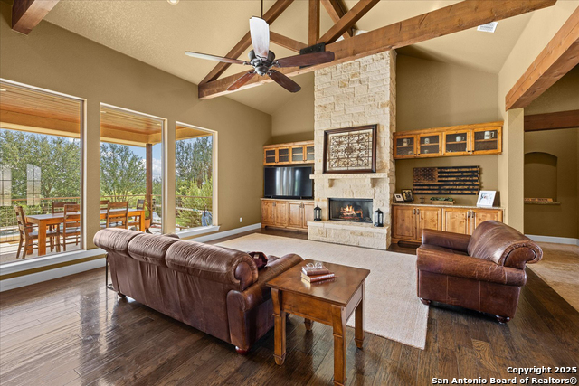 Listing photo id 8 for 116 Marquise