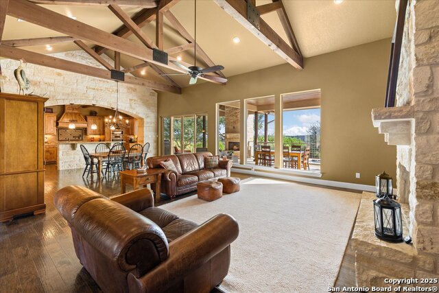 Listing photo id 9 for 116 Marquise