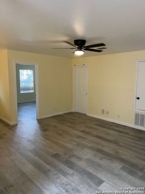 Listing photo id 7 for 6210 Pepperdine Bay