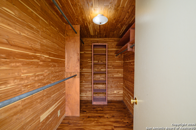 Listing photo id 8 for 706 Inez E 