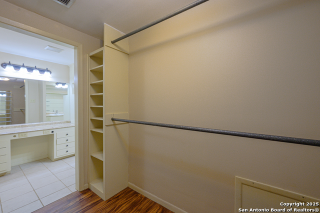 Listing photo id 10 for 706 Inez E 