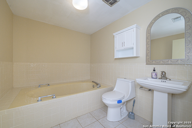 Listing photo id 11 for 706 Inez E 