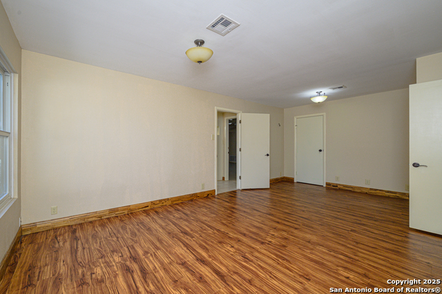 Listing photo id 12 for 706 Inez E 