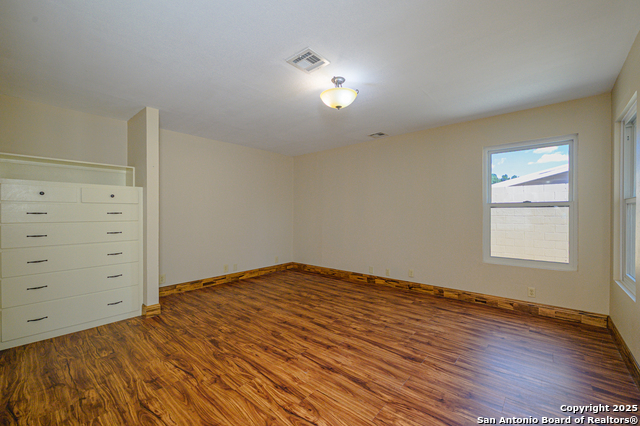 Listing photo id 13 for 706 Inez E 