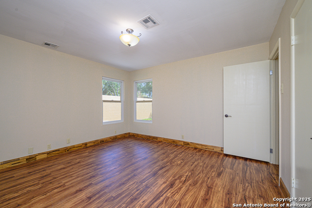 Listing photo id 14 for 706 Inez E 