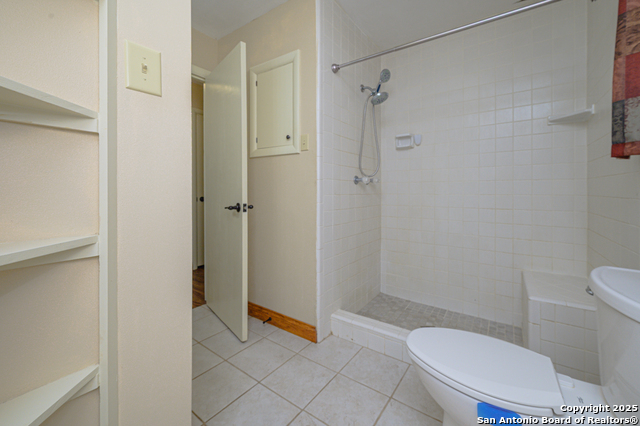 Listing photo id 17 for 706 Inez E 