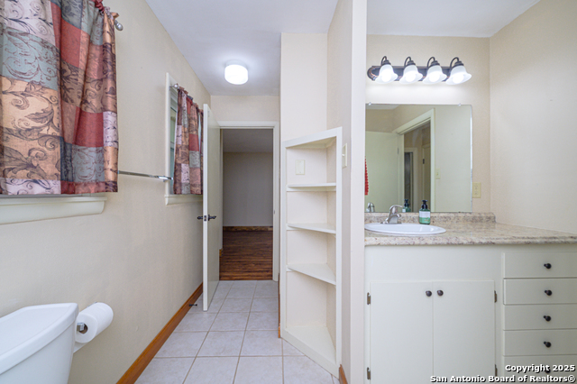 Listing photo id 18 for 706 Inez E 