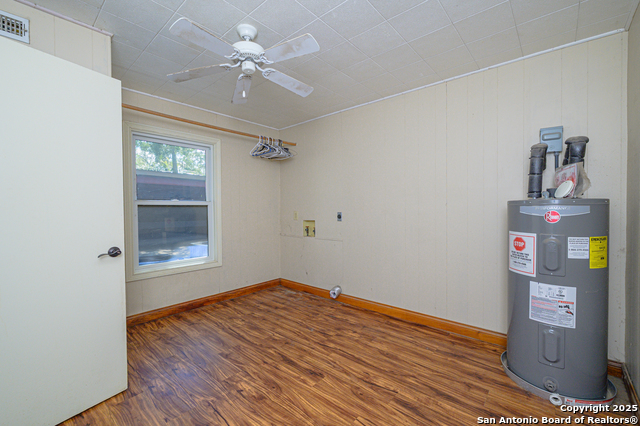 Listing photo id 20 for 706 Inez E 