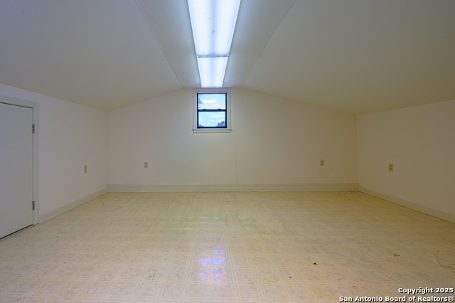 Listing photo id 21 for 706 Inez E 