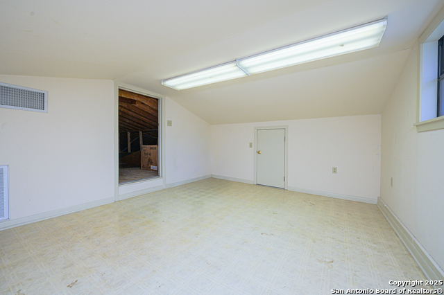 Listing photo id 22 for 706 Inez E 