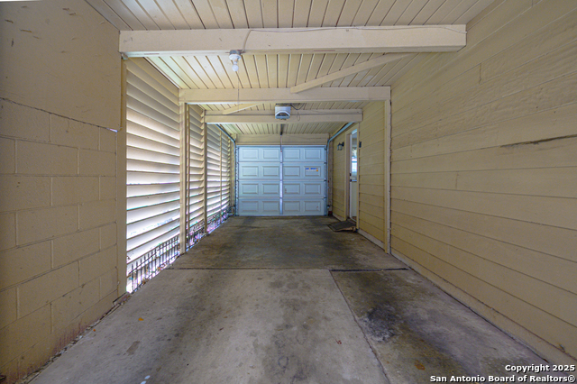 Listing photo id 23 for 706 Inez E 