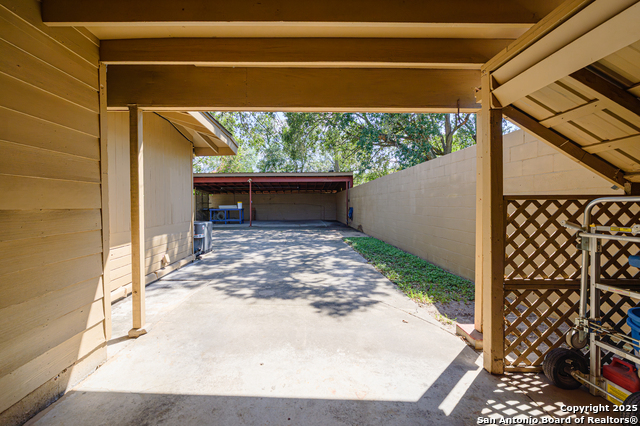 Listing photo id 24 for 706 Inez E 