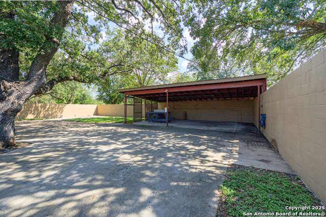 Listing photo id 25 for 706 Inez E 