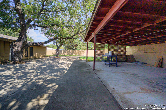 Listing photo id 26 for 706 Inez E 