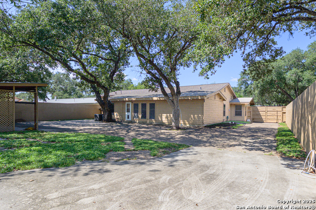 Listing photo id 27 for 706 Inez E 