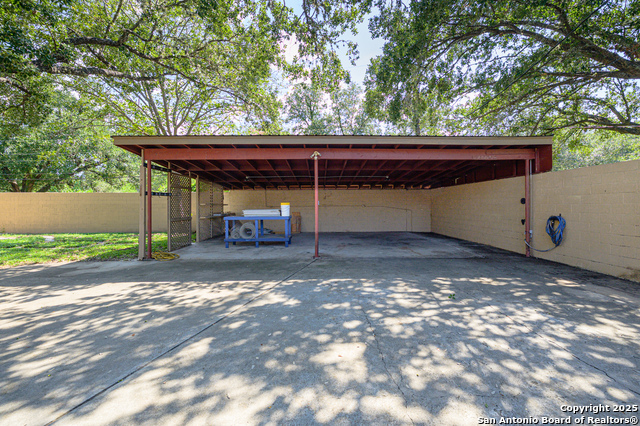 Listing photo id 28 for 706 Inez E 