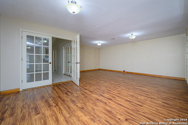 Listing photo id 32 for 706 Inez E 