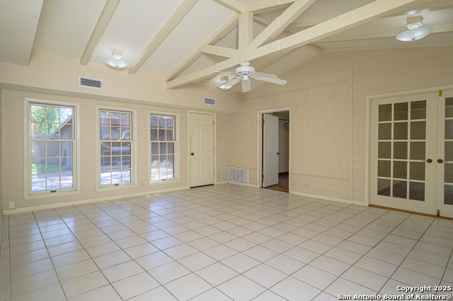 Listing photo id 2 for 706 Inez E 