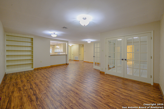 Listing photo id 3 for 706 Inez E 