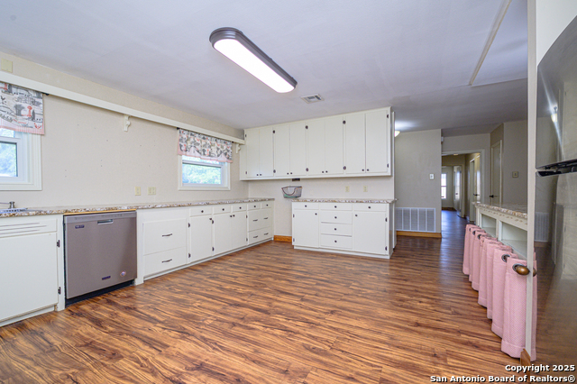 Listing photo id 5 for 706 Inez E 