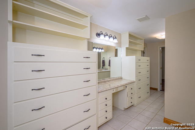 Listing photo id 7 for 706 Inez E 