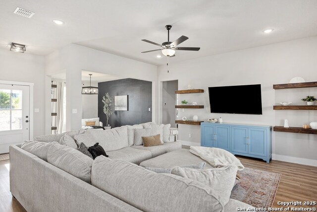 Listing photo id 3 for 135 Lone Oak